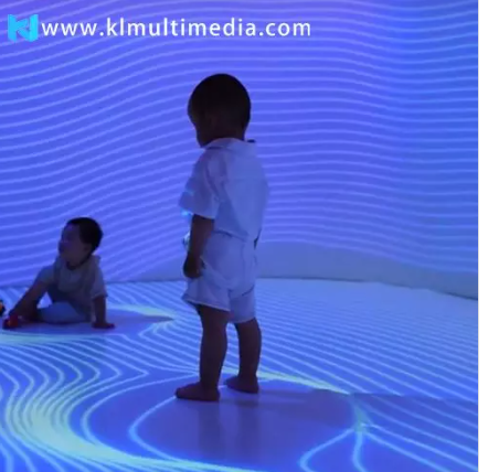 ¿Cuál es la diferencia entre pantalla interactiva y proyector?