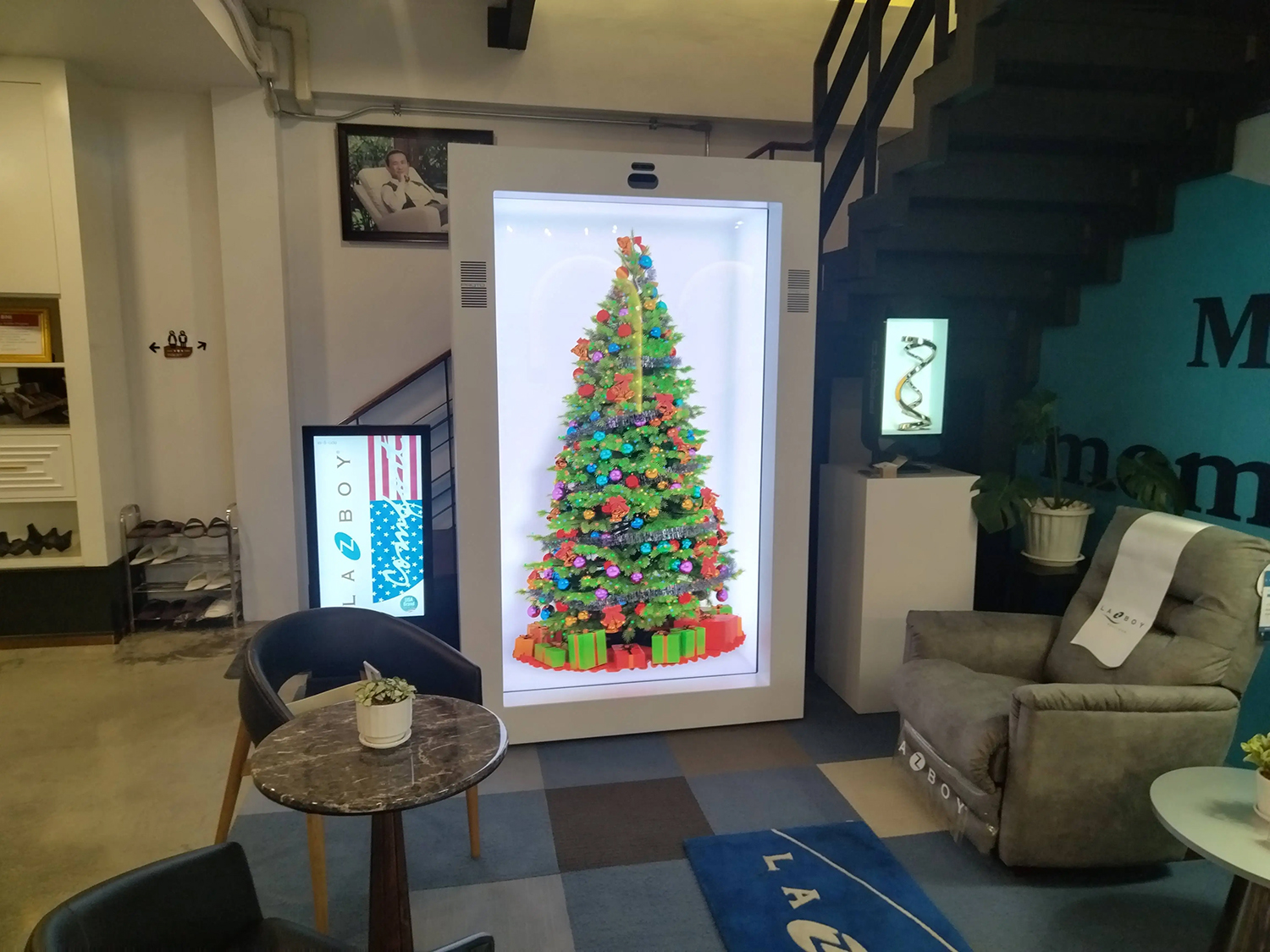 Pantalla transparente 4K de 86 pulgadas: el árbol de Navidad con holograma 3D ayuda a aumentar el tráfico en las cafeterías