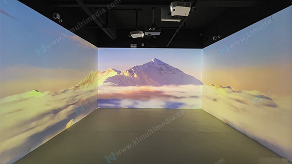 Monta&ntilde;a de nubes y nieve