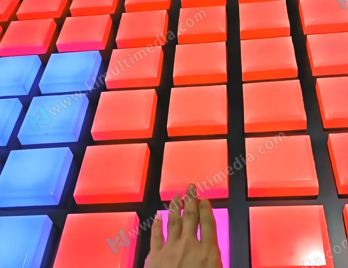 Cuando lo tocas, puede iluminarse y reproducir sonido.