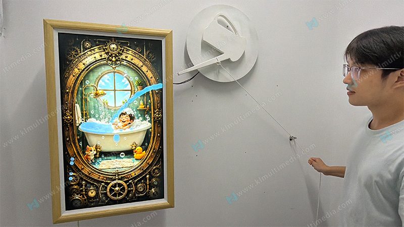 Dispositivo interactivo con perilla para verter agua y tirar de una cuerda interactiva